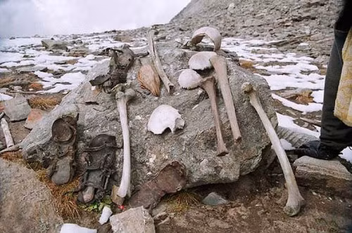 Cuối cùng, người ta loại trừ các giả thuyết dẫn đến tử vong như sạt lở đất, tự tử và bạo lực thông qua kiểm tra bản chất những chấn thương của nạn nhân. Các vết nứt sau hộp sọ cho thấy tất cả đều chết do một đòn chí mạng từ phía sau đầu. Nó do một vật thể hình tròn cỡ quả bóng gây ra. Thêm vào đó, không có bất kỳ vết thương nào khác trên cơ thể chứng tỏ cú đánh chí mạng này đến từ phía trên. Và lời giải thích hợp lý nhất cho việc rất nhiều người chết do cùng một vết thương vào cùng thời điểm có thể là một thứ gì đó rơi mạnh từ trên trời xuống giống như mưa đá.