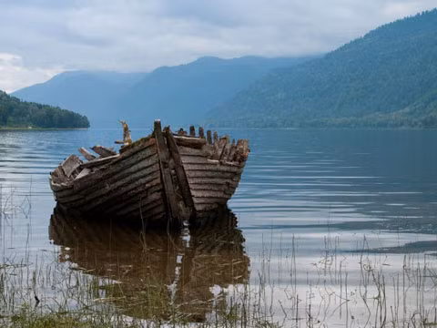 Thực tế, mỗi khi vào mùa băng tan, người ta lại phát hiện được vài bộ xương ở hồ Roopkund. Các chuyên gia mới chỉ tìm ra và tiến hành kiểm tra khoa học đối với 200 bộ xương nhưng họ cho rằng, ẩn dưới lớp đất, băng và tuyết xung quanh khu vực hồ còn có khoảng 600 bộ. Ảnh: Internet.