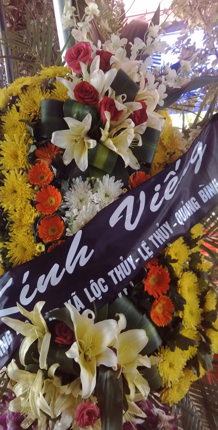 Vòng hoa viếng Người.