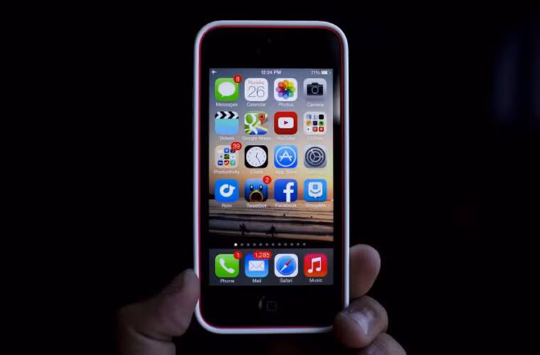 Ảnh nền Parallax gây buồn nôn. iOS7 có hiệu ứng và ảnh nền 3D khá đẹp. Tuy nhiên, với nhiều người, việc phóng to, thu nhỏ hình ảnh khiến họ chóng mắt. Bạn có thể nhắm mắt khi mở ứng dụng hoặc vào phần cài đặt để tắt tính năng này.