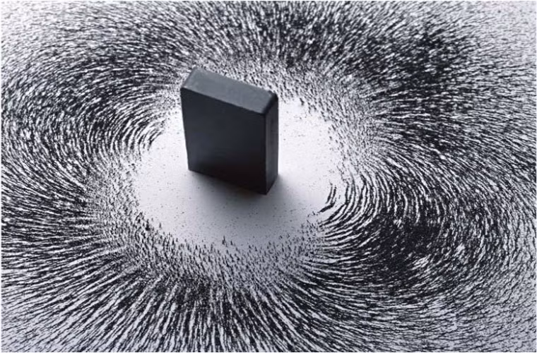  Nam châm. Mẩu nam châm mạnh nhất thế giới được hoàn thành năm 2012 bởi các nhà khoa học thuộc Phòng thí nghiệm quốc gia Los Alamos, New mexico, Mỹ trong vòng 15 năm. Nam châm này có thể tạo ra một lực hút là 100 Telsa, tức là mạnh hơn so với từ trường của Trái đất 2 triệu lần. Nó chỉ được thiết kế để sử dụng trong thời gian ngắn, do lực từ mà nó tạo ra có thể khiến nó vỡ tung.