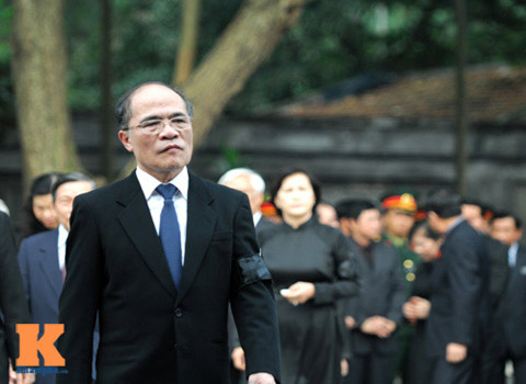 Chủ tịch Quốc hội Nguyễn Sinh Hùng viết: "Hà Nội ngày 12/10/2013, chúng tôi xin kính cẩn nghiêng mình, kính viếng và tiễn Đại tướng tới nơi an nghỉ vĩnh hằng. Xin chia sẻ với đau thương vô hạn của phu nhân và toàn gia quyến. Kính viếng!"