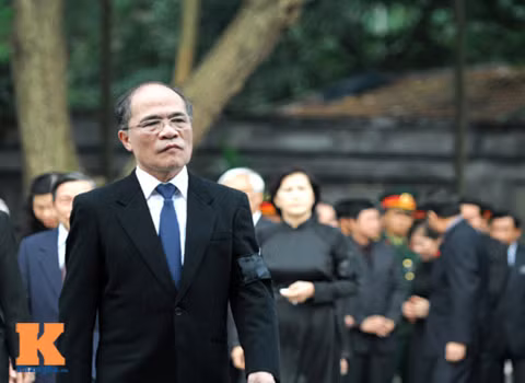 Chủ tịch Quốc hội Nguyễn Sinh Hùng viết: "Hà Nội ngày 12/10/2013, chúng tôi xin kính cẩn nghiêng mình, kính viếng và tiễn Đại tướng tới nơi an nghỉ vĩnh hằng. Xin chia sẻ với đau thương vô hạn của phu nhân và toàn gia quyến. Kính viếng!" Chủ tịch Quốc hội Nguyễn Sinh Hùng viết: "Hà Nội ngày 12/10/2013, chúng tôi xin kính cẩn nghiêng mình, kính viếng và tiễn Đại tướng tới nơi an nghỉ vĩnh hằng. Xin chia sẻ với đau thương vô hạn của phu nhân và toàn gia quyến. Kính viếng!"