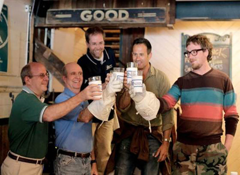 Các thành viên của công ty Dogfish Haed và ILC Dover đang uống bia làm từ ...bụi Mặt trăng.