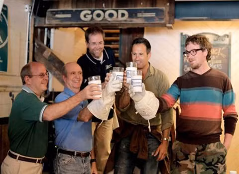 Các thành viên của công ty Dogfish Haed và ILC Dover đang uống bia làm từ ...bụi Mặt trăng.