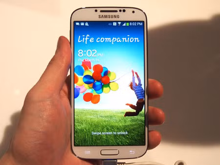 Samsung Galaxy S4. Ra mắt chưa lâu nhưng S4 cũng đã bị xuống giá mạnh. Nó đã không còn giữ được mốc 16 triệu đồng mà giảm mất 1,5 triệu đồng, giá bán hiện tại là khoảng 14,5 triệu đồng. Samsung Galaxy S4 sỡ hữu công nghệ màn hình di động công nghệ Super AMOLED cho màu sắc rực rỡ. Độ phân giải khủng full HD 1080x1920 pixels cho mật độ điểm ảnh lên đến 441ppi.
