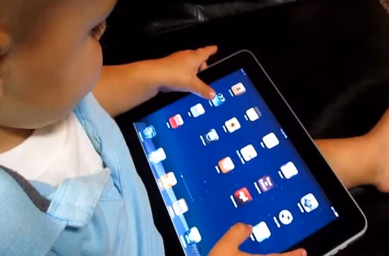 Đơn giản để trẻ nhỏ có thể sử dụng. Kích thước nhỏ, màu sắc tươi sáng và kiểm soát trực quan đã tạo cho máy tính bảng trở thành thiết bị học tập và giải trí hoàn hảo dành cho trẻ em. Trong khi bạn sẽ phải cân nhắc nhiều để bỏ tiền ra mua một chiếc laptop đắt tiền và trọng lượng nặng dành cho học sinh trung học, một máy tính bảng là một thiết bị thay thế an toàn và hấp dẫn.