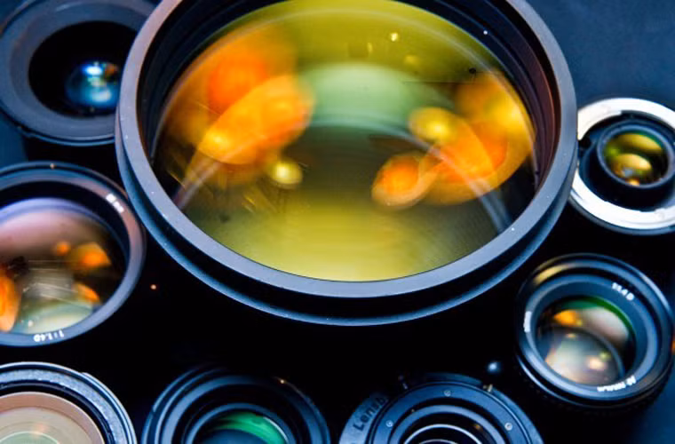 Camera. Chiếc camera tốt nhất thế giới có tên Dark Energy camera (Camera năng lượng đen). Nó được chế tạo tại phòng thí nghiệm Ferrmilab, tại Illinois như một phần trong kế hoạch tìm hiểu vì sao vũ trụ lại mở rộng nhanh đến thế. Chiếc camera 570 Mp này mạnh hơn camera trên điện thoại gấp 70 lần. Nó có thể chụp được ảnh ở xa Trái đất 8 tỉ năm. Một camera trị giá 1,6 triệu và trên thế giới chỉ có 5 chiếc như thế.