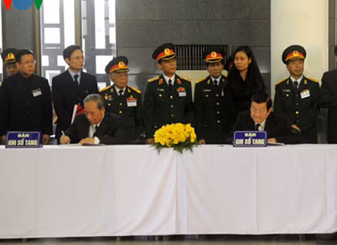 Chủ tịch nước Trương Tấn Sang bên bàn ghi sổ tang trong lễ tang Đại tướng Võ Nguyên Giáp. Chủ tịch nước Trương Tấn Sang bên bàn ghi sổ tang trong lễ tang Đại tướng Võ Nguyên Giáp.