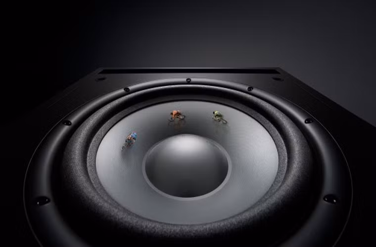 Loa. Chiếc loa to nhất thế giới có tên HS-60 do hãng Wattre Corporation, Mỹ sản xuất. Ở khoảng cách 3m, âm thanh mà nó tạo ra là 182 decibel, cao hơn âm lượng có thể giết chết các tế bào thính giác của con người một chút. Ở khoảng cách 128m, loa này tạo ra âm lượng là 140,2 decibel-ngưỡng âm thanh an toàn cho tai cảu con người. Bạn có thể nghe được âm thanh của loa này ở khoảng cách 3 km. Loa này sản xuất ra không để bán.