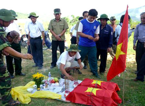 Làm lễ qui tập hài cốt các liệt sĩ.