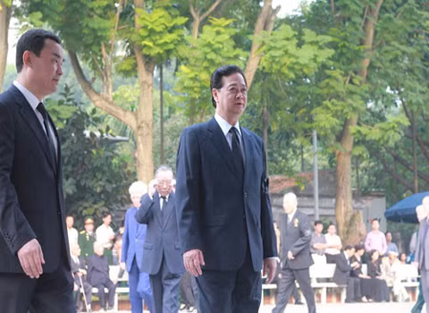 Thủ tướng Nguyễn Tấn Dũng ghi số tang: "Hà Nội ngày 12/10/2013, Chính phủ nước CHXHCN Việt Nam vô cùng thương tiếc vĩnh biệt đồng chí Đại tướng Võ Nguyên Giáp, người con ưu tú của dân tộc Việt Nam, người Đảng viên Cộng sản trung kiên, người lãnh đạo có uy tín lớn của Đảng, Nhà nước và nhân dân Việt Nam, người học trò xuất sắc, gần gũi của Chủ tịch Hồ Chí Minh, vị tướng đầu tiên, người anh cả kính yêu của Quân đội nhân dân Việt Nam. Chính phủ mãi mãi ghi nhớ, biết ơn công lao to lớn và nguyện học tập noi gương đồng chí. Chúng tôi nguyện chung sức chung lòng hoàn thành tốt trọng trách của mình trước Đảng, trước Tổ quốc và nhân dân. Xin chia buồn sâu sắc đến gia quyến đồng chí Đại tướng Võ Nguyên Giáp – huyền thoại sống mãi với Tổ quốc ta, nhân dân ta". Thủ tướng Nguyễn Tấn Dũng ghi số tang: "Hà Nội ngày 12/10/2013, Chính phủ nước CHXHCN Việt Nam vô cùng thương tiếc vĩnh biệt đồng chí Đại tướng Võ Nguyên Giáp, người con ưu tú của dân tộc Việt Nam, người Đảng viên Cộng sản trung kiên, người lãnh đạo có uy tín lớn của Đảng, Nhà nước và nhân dân Việt Nam, người học trò xuất sắc, gần gũi của Chủ tịch Hồ Chí Minh, vị tướng đầu tiên, người anh cả kính yêu của Quân đội nhân dân Việt Nam. Chính phủ mãi mãi ghi nhớ, biết ơn công lao to lớn và nguyện học tập noi gương đồng chí. Chúng tôi nguyện chung sức chung lòng hoàn thành tốt trọng trách của mình trước Đảng, trước Tổ quốc và nhân dân. Xin chia buồn sâu sắc đến gia quyến đồng chí Đại tướng Võ Nguyên Giáp – huyền thoại sống mãi với Tổ quốc ta, nhân dân ta".