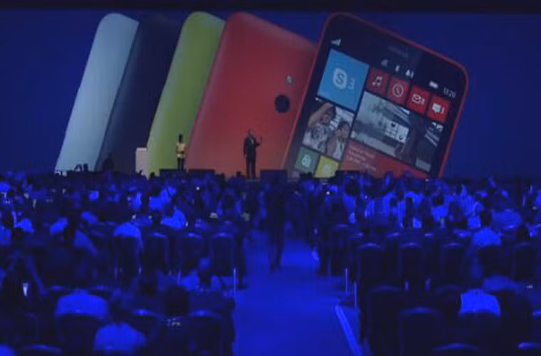 Nokia 1320 cũng là một phablet màn hình 6 inch, nhưng độ phân giải thấp hơn so với Nokia 1520, và bộ vi xử lý lõi đôi. Nó sẽ được bán vào quý I năm 2014.