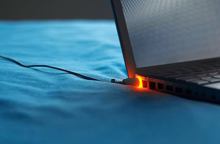 Đút laptop vào túi mà không rút sạc. Bạn đã từng đút nguyên chiếc laptop vẫn còn đang cắm sạc vào trong túi đựng? Nghe qua có vẻ không vấn đề gì, nhưng ngăn đựng laptop chỉ vừa đủ không gian cho laptop, nếu sạc vẫn được cắm theo máy thì qua thời gian, không những khiến đầu sạc bị cong vẹo mà còn gây hư hại đến bộ phận nhận sạc của laptop. Lời khuyên: Hãy từ bỏ thói quen này.