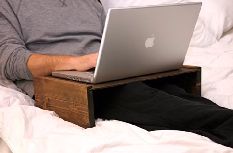 Đặt laptop lên đùi. Dù được gọi là laptop (lap – đùi, trong lòng, top – ở trên), nhưng đùi không phải là nơi thực sự phù hợp để đặt laptop. Hầu hết các laptop đều bố trí hệ thống lưu thông không khí dưới đáy máy, trong khi chúng lại không có chân đế để tạo một khoảng cách an toàn với bề mặt tiếp xúc. Khi đặt laptop lên đùi hoặc các bề mặt mềm, vô tình dòng khí lưu thông sẽ bị chặn lại, laptop nhanh bị nóng hơn khiến cho tuổi thọ các linh kiện trong máy bị rút ngắn. Lời khuyên: Hãy dùng một chiếc bàn laptop.