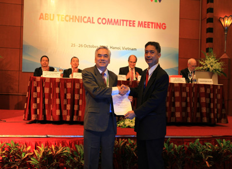 TS Ngô Thái Trị - đại diện nhóm tác giả của AVG lên nhận giải thưởng của ABU.