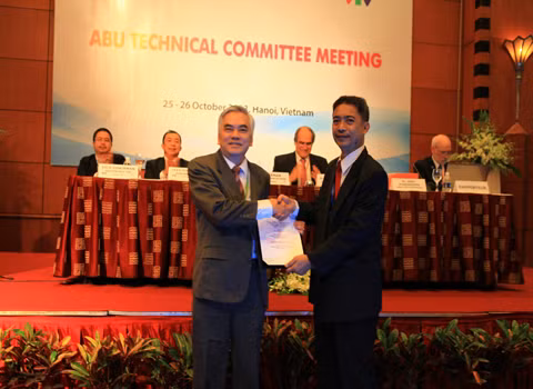 TS Ngô Thái Trị - đại diện nhóm tác giả của AVG lên nhận giải thưởng của ABU.