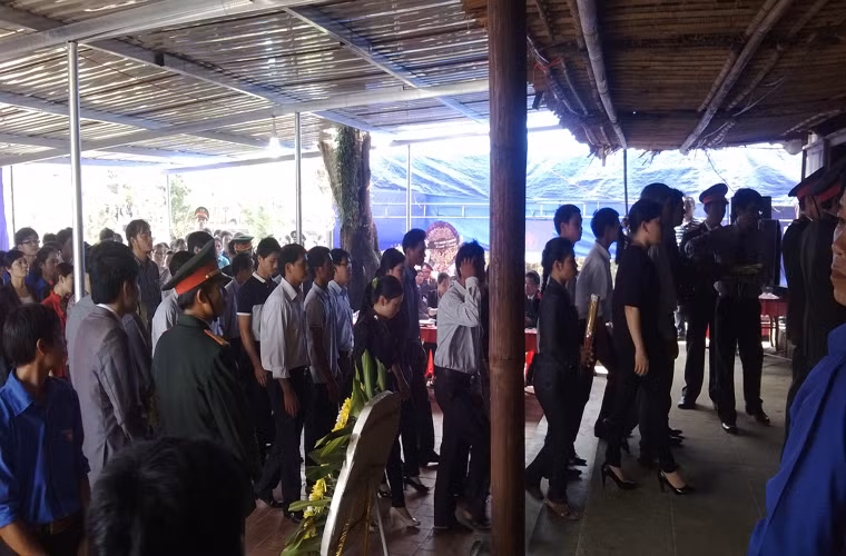 Người dân từ khắp nơi đổ về viếng Đại tướng.