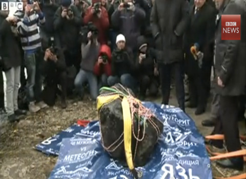 Mảnh thiên thạch lớn nhất được tìm thấy đang bị "băng bó" sau khi vỡ làm 3 mảnh.