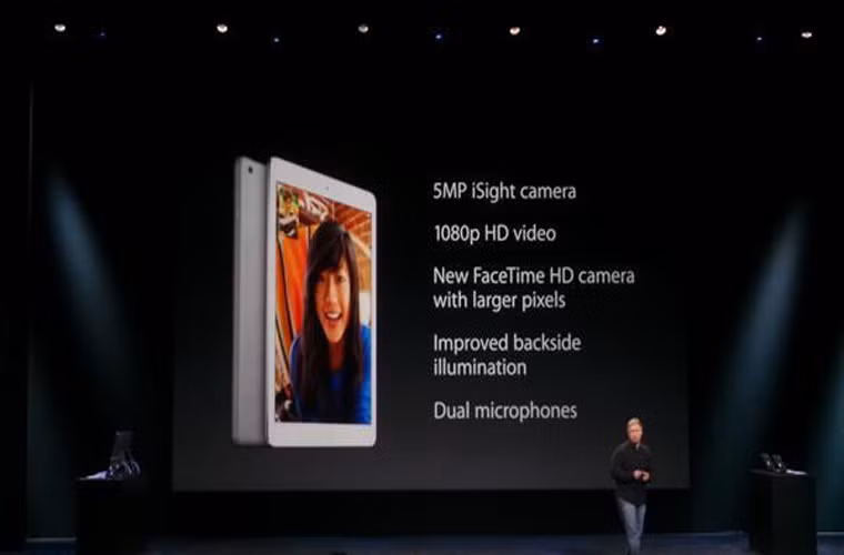 Thay vì giới thiệu iPad 5 như nhiều người đồn đoán, Apple gọi sản phẩm này là iPad Air. iPad Air chỉ nặng 0,45 kg, viền của nó mỏng hơn so với iPad 4 là 20%. Máy sử dụng con chip A7 mà Apple đang sử dụng trên iPhone 5S. Apple hứa hẹn nó sẽ mang lại hiệu năng CPU và hiệu năng đồ họa cao gấp 2 lần so với iPad 4, trong khi vẫn giữ được thời lượng pin 10 tiếng. Nó được bán với giá hơn 10 triệu từ ngày 1/11.