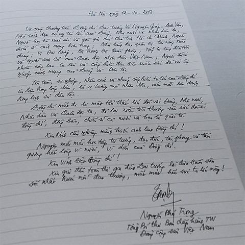 Trong cuốn sổ tang, Tổng Bí thư ghi: "Vô cùng thương tiếc đồng chí Đại tướng Võ Nguyên Giáp, anh Văn, nhà lãnh đạo có uy tín lớn của Đảng, Nhà nước và nhân dân Việt Nam, người học trò xuất sắc và gần gũi của Chủ tịch Hồ Chí Minh, người chiến sĩ cách mạng kiên trung, nhà lãnh đạo quân sự tài ba, Bộ trưởng Quốc phòng, Tổng tư lệnh đầu tiên, người anh cả của quân đội nhân dân Việt Nam, người đã có nhiều công lao to lớn và cống hiến đặc biệt xuất sắc đối với sự nghiệp của Đảng và dân tộc. Tên tuổi, sự nghiệp, nhân cách, và những cống hiến to lớn của đồng chí trong lòng dân là vị tướng của nhân dân, mãi mãi lưu truyền trong lịch sử dân tộc. Đồng chí mất đi là một tổn thất lớn đối với Đảng, Nhà nước, Nhân dân, quân đội ta để lại niềm tiếc thương sâu sắc đối với đồng chí, đồng bào, chiến sĩ cả nước và bạn bè quốc tế. Xin kính cẩn nghiêng mình trước anh linh đồng chí Đại tướng Võ Nguyên Giáp, nguyện mãi mãi học tập tư tưởng, đạo đức, và tấm gương hết lòng vì nước, vì dân của đồng chí. Xin vĩnh biệt đồng chí. Xin gửi tới gia đình đồng chí Đại tướng lời chia buồn sâu sắc nhất trước nỗi đau thương mất mát này. Vô cùng thương tiếc đồng chí Đại tướng Võ Nguyên Giáp, người học trò xuất sắc và gần gũi của Chủ tịch Hồ Chí Minh, vị tướng, Bộ trưởng Bộ Quốc phòng, vị Tổng Tư lệnh đầu tiên, Tên tuổi, sự nghiệp nhân cách in đậm trong lòng dân, là vị tướng của nhân dân. Đồng chí mất đi là một tổn thất lớn, tiếc thương sâu sắc của chiến sĩ cả nước và bạn bè quốc tế. Xin kính cẩn nghiêng mình trước anh linh đồng chí. Xin vĩnh biệt đồng chí. Xin gửi tới gia đình đồng chí Đại tướng lời chia buồn sâu sắc nhất trước nỗi đau thương mất mát này".