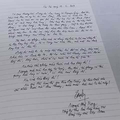 Trong cuốn sổ tang, Tổng Bí thư ghi: "Vô cùng thương tiếc đồng chí Đại tướng Võ Nguyên Giáp, anh Văn, nhà lãnh đạo có uy tín lớn của Đảng, Nhà nước và nhân dân Việt Nam, người học trò xuất sắc và gần gũi của Chủ tịch Hồ Chí Minh, người chiến sĩ cách mạng kiên trung, nhà lãnh đạo quân sự tài ba, Bộ trưởng Quốc phòng, Tổng tư lệnh đầu tiên, người anh cả của quân đội nhân dân Việt Nam, người đã có nhiều công lao to lớn và cống hiến đặc biệt xuất sắc đối với sự nghiệp của Đảng và dân tộc. Tên tuổi, sự nghiệp, nhân cách, và những cống hiến to lớn của đồng chí trong lòng dân là vị tướng của nhân dân, mãi mãi lưu truyền trong lịch sử dân tộc. Đồng chí mất đi là một tổn thất lớn đối với Đảng, Nhà nước, Nhân dân, quân đội ta để lại niềm tiếc thương sâu sắc đối với đồng chí, đồng bào, chiến sĩ cả nước và bạn bè quốc tế. Xin kính cẩn nghiêng mình trước anh linh đồng chí Đại tướng Võ Nguyên Giáp, nguyện mãi mãi học tập tư tưởng, đạo đức, và tấm gương hết lòng vì nước, vì dân của đồng chí. Xin vĩnh biệt đồng chí. Xin gửi tới gia đình đồng chí Đại tướng lời chia buồn sâu sắc nhất trước nỗi đau thương mất mát này. Vô cùng thương tiếc đồng chí Đại tướng Võ Nguyên Giáp, người học trò xuất sắc và gần gũi của Chủ tịch Hồ Chí Minh, vị tướng, Bộ trưởng Bộ Quốc phòng, vị Tổng Tư lệnh đầu tiên, Tên tuổi, sự nghiệp nhân cách in đậm trong lòng dân, là vị tướng của nhân dân. Đồng chí mất đi là một tổn thất lớn, tiếc thương sâu sắc của chiến sĩ cả nước và bạn bè quốc tế. Xin kính cẩn nghiêng mình trước anh linh đồng chí. Xin vĩnh biệt đồng chí. Xin gửi tới gia đình đồng chí Đại tướng lời chia buồn sâu sắc nhất trước nỗi đau thương mất mát này". Trong cuốn sổ tang, Tổng Bí thư ghi: "Vô cùng thương tiếc đồng chí Đại tướng Võ Nguyên Giáp, anh Văn, nhà lãnh đạo có uy tín lớn của Đảng, Nhà nước và nhân dân Việt Nam, người học trò xuất sắc và gần gũi của Chủ tịch Hồ Chí Minh, người chiến sĩ cách mạng kiên trung, nhà lãnh đạo quân sự tài ba, Bộ trưởng Quốc phòng, Tổng tư lệnh đầu tiên, người anh cả của quân đội nhân dân Việt Nam, người đã có nhiều công lao to lớn và cống hiến đặc biệt xuất sắc đối với sự nghiệp của Đảng và dân tộc. Tên tuổi, sự nghiệp, nhân cách, và những cống hiến to lớn của đồng chí trong lòng dân là vị tướng của nhân dân, mãi mãi lưu truyền trong lịch sử dân tộc. Đồng chí mất đi là một tổn thất lớn đối với Đảng, Nhà nước, Nhân dân, quân đội ta để lại niềm tiếc thương sâu sắc đối với đồng chí, đồng bào, chiến sĩ cả nước và bạn bè quốc tế. Xin kính cẩn nghiêng mình trước anh linh đồng chí Đại tướng Võ Nguyên Giáp, nguyện mãi mãi học tập tư tưởng, đạo đức, và tấm gương hết lòng vì nước, vì dân của đồng chí. Xin vĩnh biệt đồng chí. Xin gửi tới gia đình đồng chí Đại tướng lời chia buồn sâu sắc nhất trước nỗi đau thương mất mát này. Vô cùng thương tiếc đồng chí Đại tướng Võ Nguyên Giáp, người học trò xuất sắc và gần gũi của Chủ tịch Hồ Chí Minh, vị tướng, Bộ trưởng Bộ Quốc phòng, vị Tổng Tư lệnh đầu tiên, Tên tuổi, sự nghiệp nhân cách in đậm trong lòng dân, là vị tướng của nhân dân. Đồng chí mất đi là một tổn thất lớn, tiếc thương sâu sắc của chiến sĩ cả nước và bạn bè quốc tế. Xin kính cẩn nghiêng mình trước anh linh đồng chí. Xin vĩnh biệt đồng chí. Xin gửi tới gia đình đồng chí Đại tướng lời chia buồn sâu sắc nhất trước nỗi đau thương mất mát này".