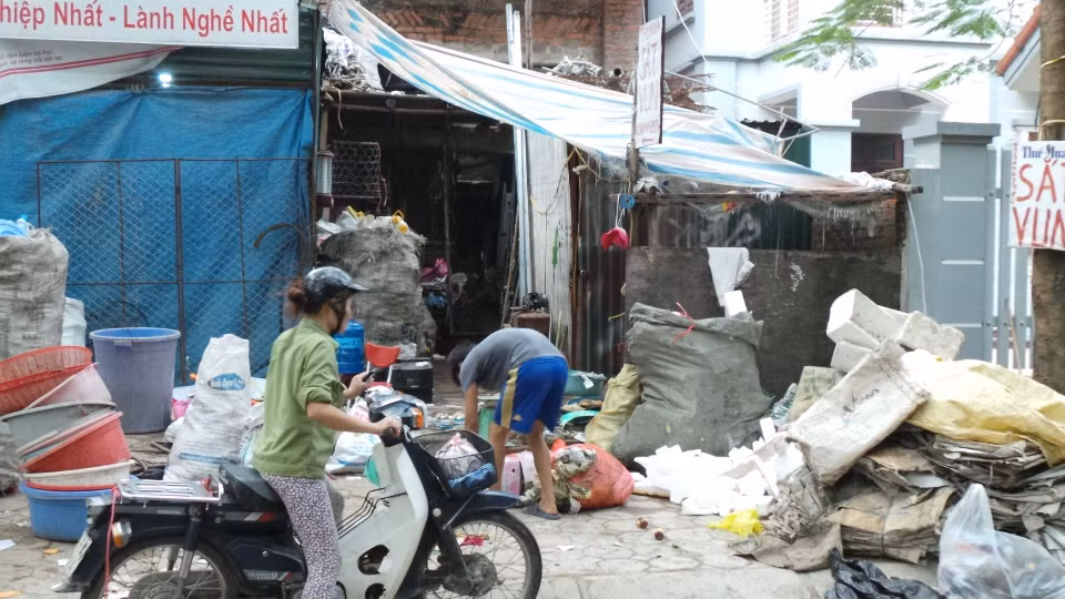 Thậm chí biệt thự "ma" còn trở thành địa điểm thu gom phế liệu