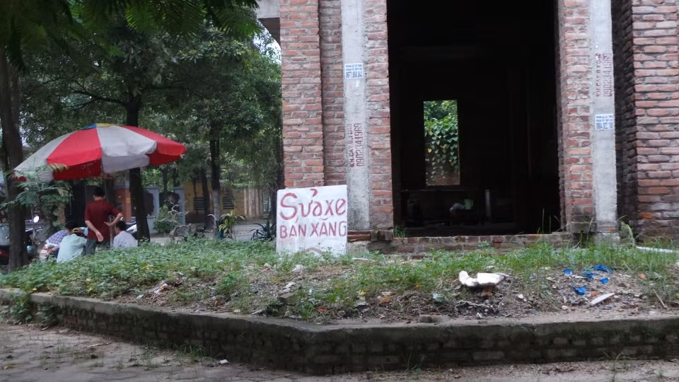 Nhiều người lao động nghèo tận dụng biệt thự "ma" làm nơi kiếm sống.