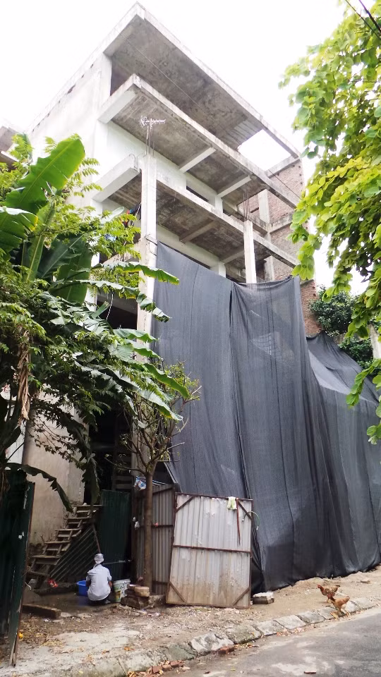 Người dân tự chế ra các phương tiện sinh hoạt như cầu thang, cửa tôn, căng bạt...