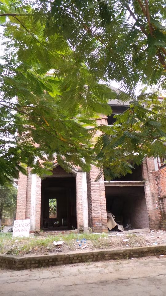 Người dân quanh khu vực cho biết, cách đây đúng 10 năm, Khu đô thị Văn Quán (Q.Hà Đông, Hà Nội) từng là điểm nhấn đáng tự hào trong quy hoạch, phát triển đô thị của tỉnh Hà Tây cũ. Ra đời từ trước khi thị trường bất động sản trầm lắng nhưng những biệt thự kiểu này vẫn chưa có chủ.