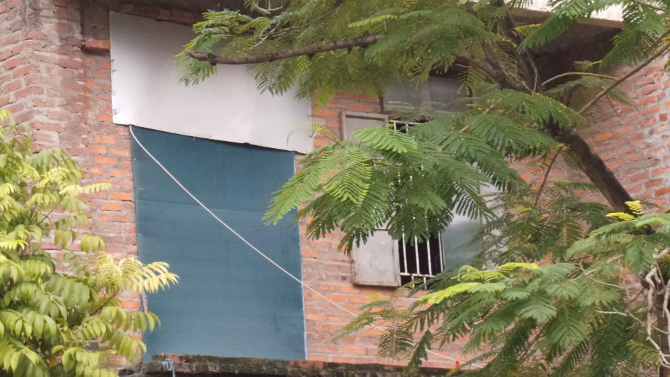 Tầng 2 của một căn biệt thự góc được "chế" thành căn phòng có cửa sổ, cửa chính khá kín đáo