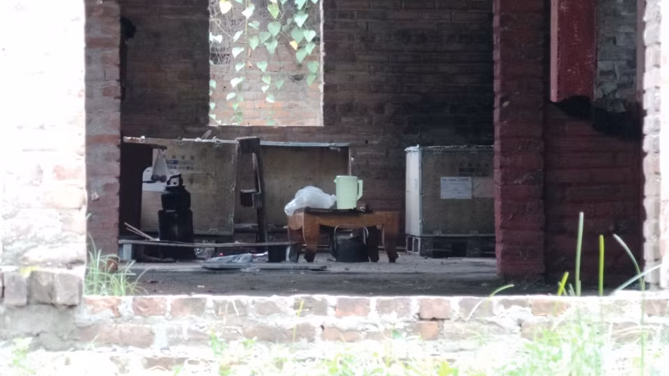 Vật dụng sinh hoạt đơn giản trong một tòa biệt thự "ma".