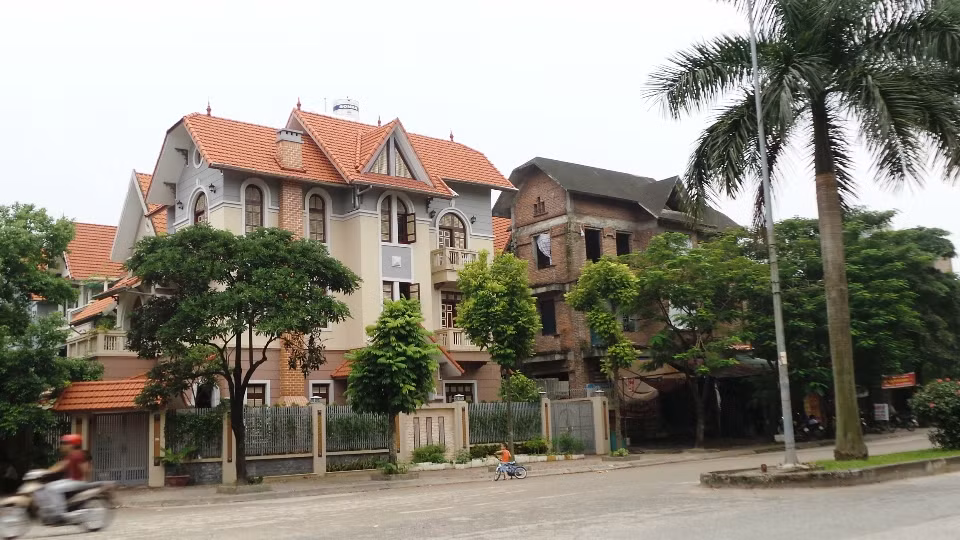 Tại khu đô thị Văn Quán, xen kẽ giữa những biệt thự xa hoa, nhiều biệt thự trị giá hàng chục tỷ đồng để hoang phế.