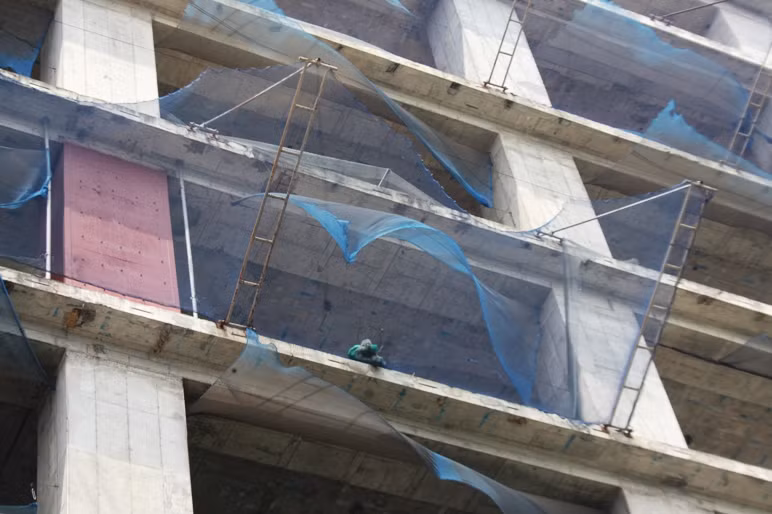 Các mảnh lưới trên công trình rách tả tơi