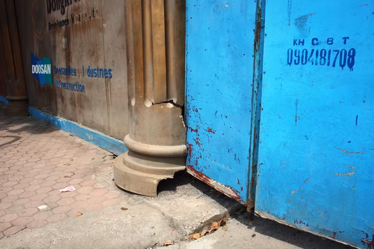 Chân cột cổng vào công trình được làm khá đẹp mắt khi mới khởi công giờ vỡ nát