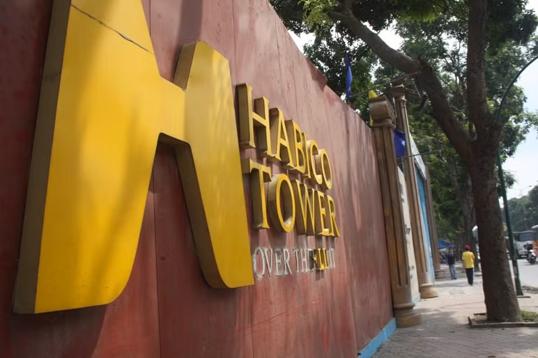 Những dòng chữ nổi giới thiệu tòa tháp hoành tráng cũng rơi rụng dần theo thời gian.