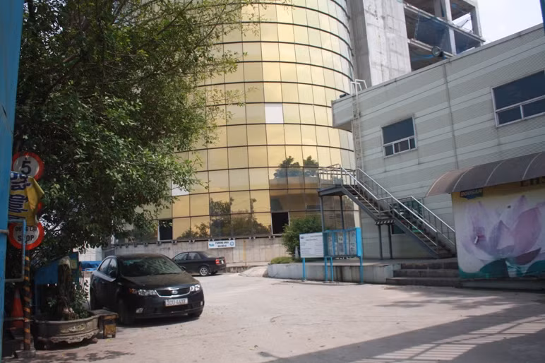 Từng được mệnh danh là chung cư đắt đỏ nhất Hà Nội khi có giá bán lên tới 4000 USD/m2 nhưng kể từ khi khởi công vào tháng 3/2008 đến nay, tòa tháp này hiện mới xây đến thô đến tầng thứ 9 rồi nằm im bất động.