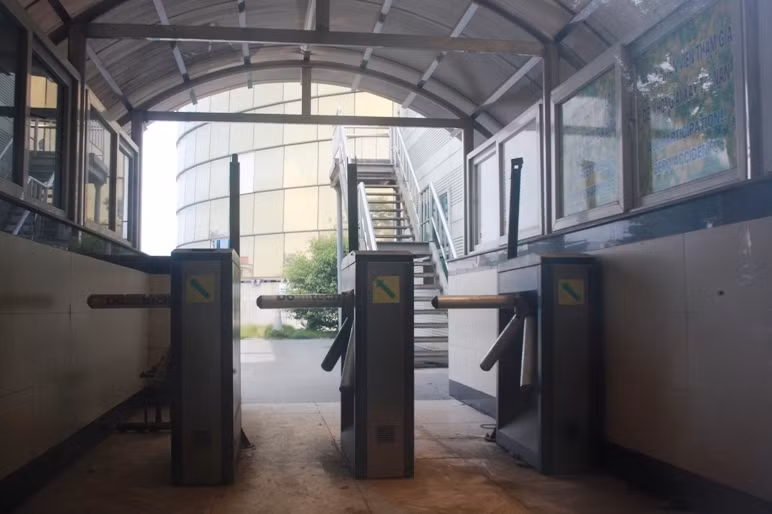 Khu vực kiểm soát công nhân ra vào dự án được xây dựng khá hiện đại nhưng để hoang phí.