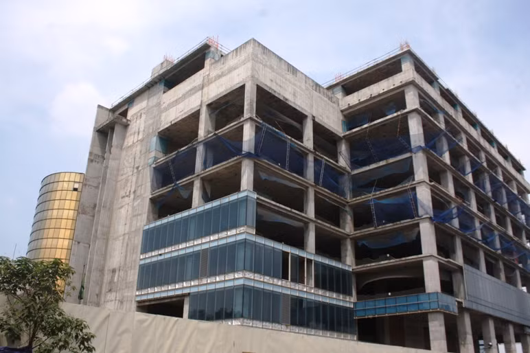 Tòa tháp hoành tráng trên bản vẽ hiện như nhà hoang bên đường Phạm Văn Đồng