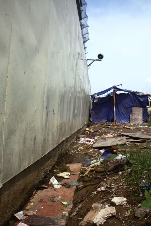 Rác rưởi, nước đọng bốc mùi ở chân tường bao quanh dự án
