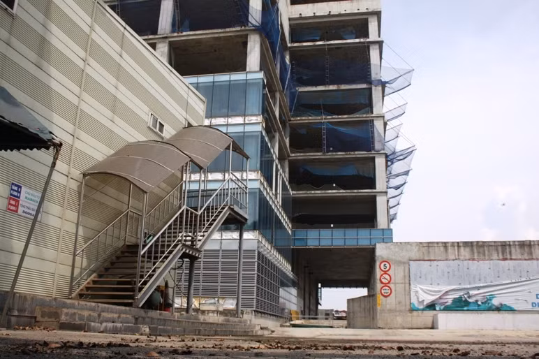 Một góc bên trong công trình vắng bóng người