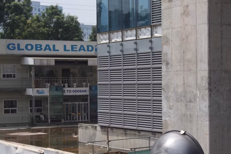 Khu vực điều hành cao 2 tầng của nhà thầu Doosan, Hàn Quốc. Bên trong dự án vẫn có người sinh sống nhưng tuyệt nhiên không có bóng dáng 1 công nhân nào trong mấy năm gần đây.