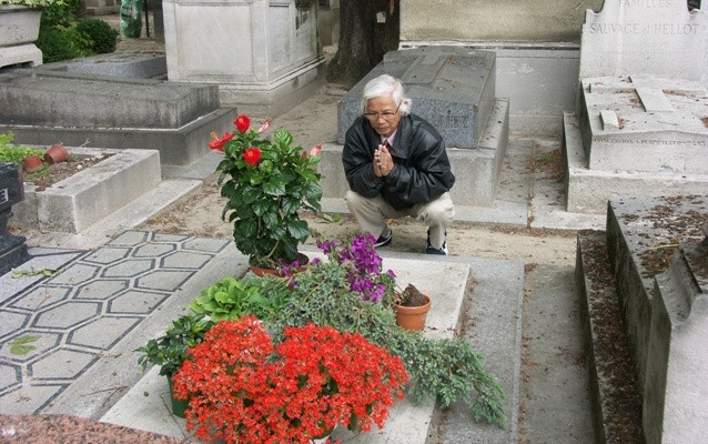 Theo bệnh án, Bảo Đại mất vì ứ nước màng não, xuất huyết nội tạng thận và ung thư tuỵ. Ngôi mộ ban đầu khá đơn sơ, theo ý muốn người vợ Pháp của cựu hoàng là bà Monique Baudot. Ảnh: Gác Thọ Lộc.