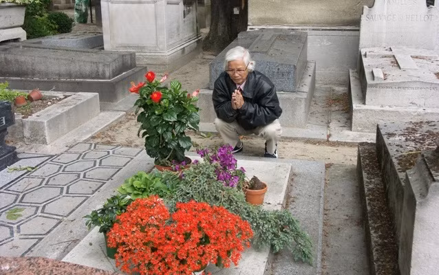 Theo bệnh án, Bảo Đại mất vì ứ nước màng não, xuất huyết nội tạng thận và ung thư tuỵ. Ngôi mộ ban đầu khá đơn sơ, theo ý muốn người vợ Pháp của cựu hoàng là bà Monique Baudot. Ảnh: Gác Thọ Lộc.