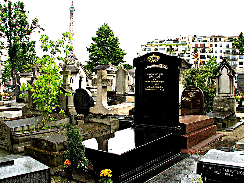 Cồng trình nằm trong không gian khá chật chội của nghĩa trang và không thực sự nổi bật so với các ngôi mộ xung quanh. Ảnh: Trung học Tân An.