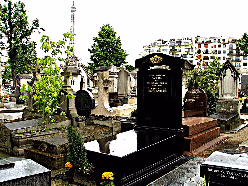 Cồng trình nằm trong không gian khá chật chội của nghĩa trang và không thực sự nổi bật so với các ngôi mộ xung quanh. Ảnh: Trung học Tân An.