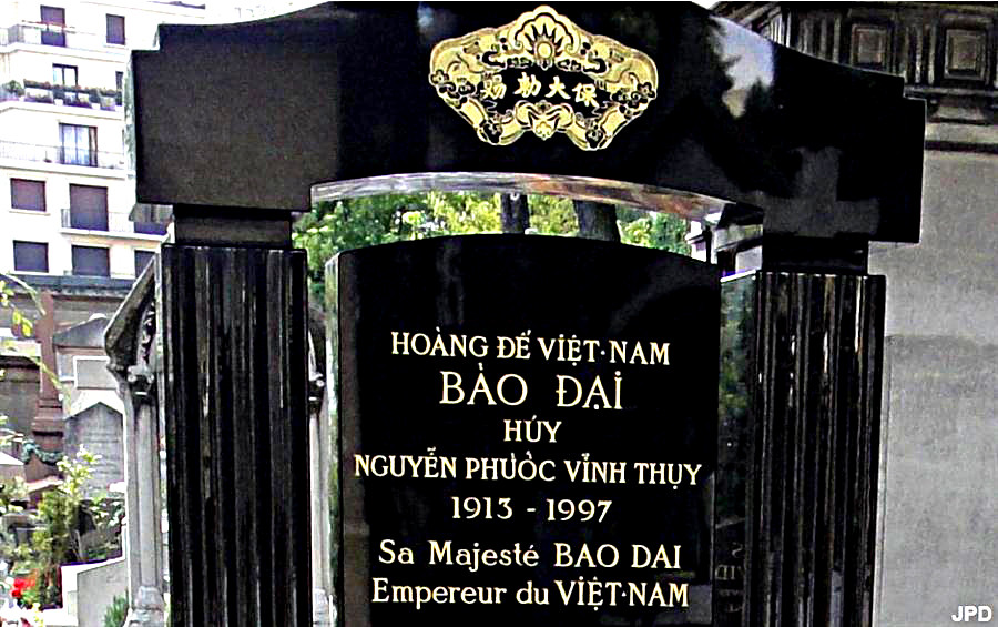 Dòng chữ trên bia mộ. Ảnh: Trung học Tân An.