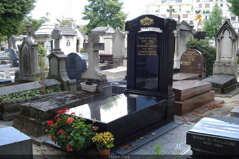  Mộ của cựu hoàng Bảo Đại tại nghĩa trang Passy trên đồi Trocadéro, thành phố Paris. Ông qua đời vào 5 giờ sáng ngày 31/7/1997 tại Quân y viện Val-de-Grâce, hưởng thọ 85 tuổi. Ảnh: Bee Bee Travel.