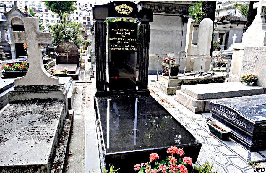 Nếu không được giới thiệu, sẽ không có ai nghĩ đây là nơi an nghỉ của một người từng là hoàng đế nước Việt. Ảnh: Trung học Tân An.