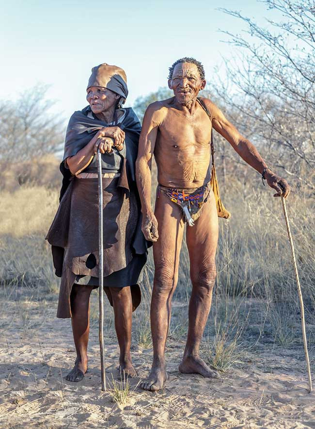 Người San chiếm Sa mạc Kalahari từ rất lâu và vẫn sống kiểu du mục, săn bắn hái lượm, không chịu ảnh hưởng của nền văn minh phương Tây. Đi bộ cùng với họ sẽ khiến bạn có cảm giác tai và mắt mình trở nên tinh tường hơn. Từ việc phát hiện ra chim và dấu vết động vật đến việc biết đặt bẫy và săn tìm thức ăn... kiến thức về tự nhiên của bạn cũng sẽ rộng hơn.